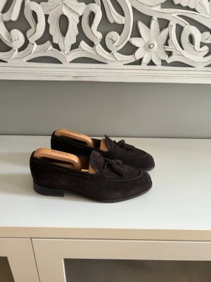 Myrqvist tassel loafers -  Säljer ett par Myrqvist tassel loafers i brun mocka storlek 8,5 vilket motsvarar 42,5.