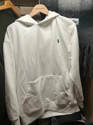 Polo Ralph lauren hoodie  - Säljer min Ralph Lauren hoodie som är i jätte bra skick, tyvärr har smörerna åkt av men man får med i paketet. Hör av er vid frågor eller liknande 