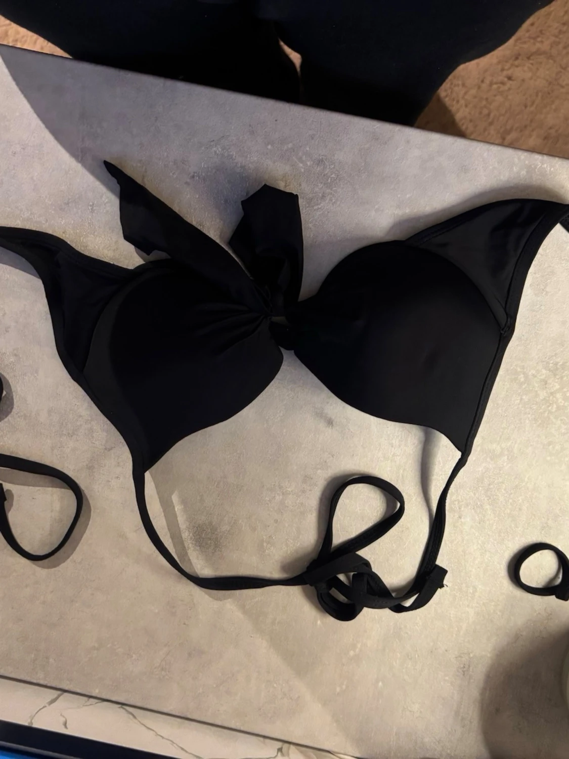 Svart bikiniöverdel med knyt