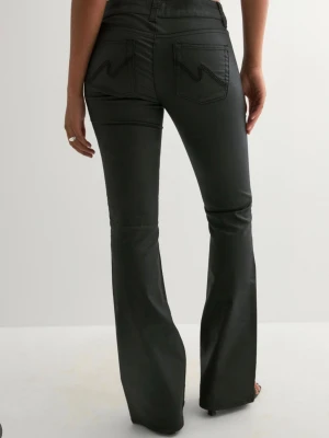 Svarta coated jeans från Nelly - Säljer ett par svarta coated jeans i storlek 36 från Nelly, säljer då dom inte passar men, dom är helt nya💗