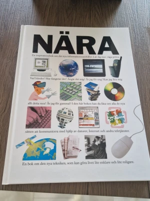 NÄRA – Bok om informationssamhället - Vit hårdinbunden bok från Telia med titeln NÄRA. Omslaget har flera färgglada bilder på teknik som dator, cd-skiva och jordglob. Boken handlar om internet, kommunikation och hur ny teknik påverkar vardagen. Perfekt för dig som vill förstå digitala möjligheter.