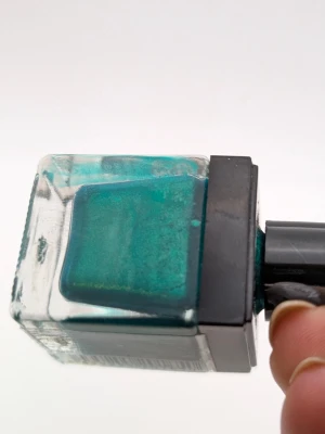 Grönt skimrande nagellack från Yes Love 80% kvar  - Nagellack från Yes Love i en snygg, skimrande grön nyans. Kommer i en fyrkantig glasflaska med svart lock. Perfekt för dig som vill ha färgstarka och glansiga naglar. Lacket har en klassisk borste för enkel applicering.