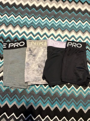 Nike Pro shorts i olika färger - Fyra par Nike PRO short i fint skick. Säljer eftersom de inte kmr till användning. Den gråa samt svarta säljs för 100kr pga att de e lite slitna de andra säljs för 250kr om ni vill köpa mer än en så kan jag ge rabatt. 