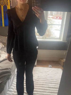 Svart blus - Svart blus från Gina med v ringning 