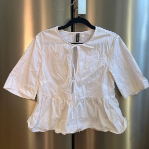 Vit blus med knyt - Såå fin