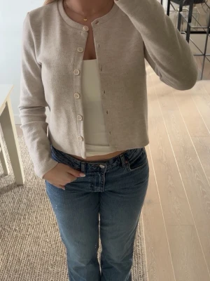 Beige kofta - Beige kofta från Zara som är använd 2 gånger. 