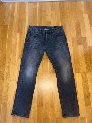 Jack and Jones jeans - Säljer ett par schyssta Jack and Jones slim jeans med go tvätt