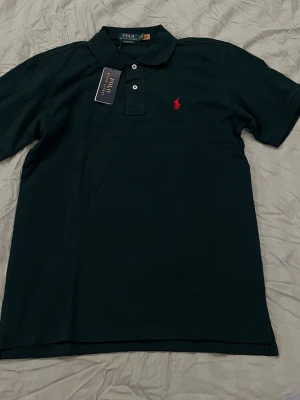 Mörkblå pikétröja från Polo Ralph Lauren - Klassisk mörkblå pikétröja från Polo Ralph Lauren, nyskick. 🛑Skriv vid funderingar såsom pris eller fler frågor!