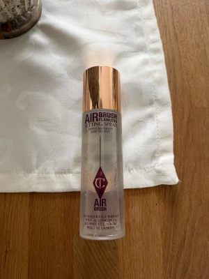 Charlotte tillbury setting spray  - Säljer Charlotte tillbury setting spray då jag inte använder setting spray. Köpte för 1 månad sen, kolla hur mycket som är kvar på andra bilden!💓