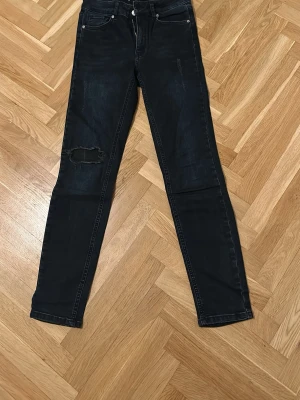 Mörkblå skinny jeans med slitning - Säljer ett par mörkblå skinny jeans som passar även om man har S i Stl. då dom är lite mindre i Stl.