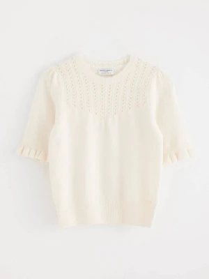 Vit stickad topp från Holly & White - Söt vit stickad topp från Holly & White med korta puffärmar och diskret hålmönster upptill. Nästan helt oanvänd 