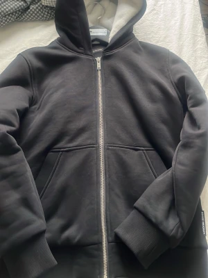 Svart hoodie med dragkedja från Moose Knuckles - Storlek L i barn men passar mig som har xs/s annars. Knappt använd. Kan självklart bevisa att den är äkta.