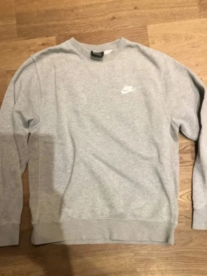 Nike Sweatshirt Grå Strl S - ✅Mycket bra skick ✅Fraktar Samma dag Skriv vid funderingar!