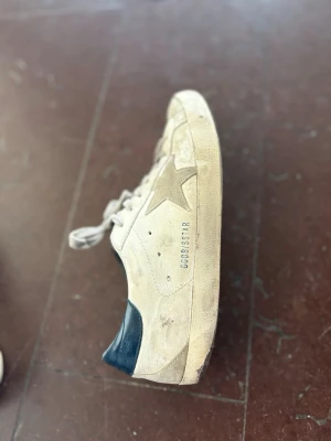 Golden Goose Superstar sneakers  - Skick: 8/10✅🤩. Skorna har några slitningar men det är bara grisch.      Storlek: 40.                                                         Pris kan diskuteras