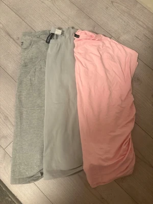 3-pack t-shirts från 157 och H&M - Säljer ett 3-pack t-shirts från 157 i storlek M. Färgerna är ljusgrå, ljusblå och ljusrosa. T-shirtsen har klassisk rund hals och är gjorda i en mjuk blandning av bomull, viskos och elastan för extra komfort. För fler bilder skriv gärna😊Kan tänka mig acceptera bud💗