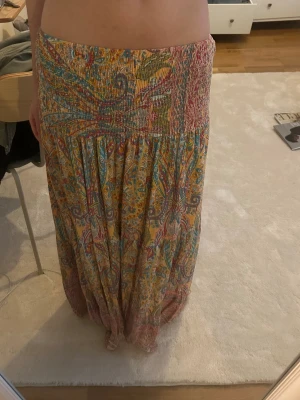 Söt kjol - En söt kjol i nyskick! Onesize och passar xxs-s. Har sytt ihop lite så mest som en Xs men kan används som xxs och s då den är så töjbar 💞💞