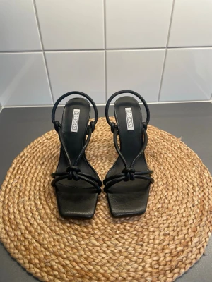 Klackar från Nelly shoes i storlek 37  - Gulliga klackar från Nelly shoes (Nelly.com) i storlek 37. Klacken är ca 8 cm och enbart använda en gång. Finns att hämta i Göteborg men kan även skickas. Köparen står alltid för frakt! 📦💗