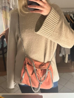 Stella McCartney väska - Så cool  och unik väska från Stella Mccartney🧡Använd men fortfarande fint skick. Modellen mini falabella