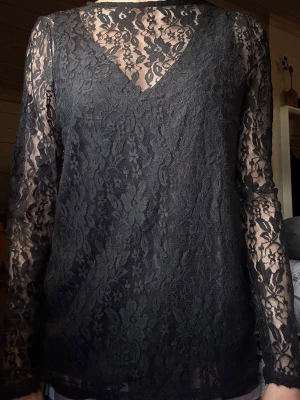 Svart spetsblus med lång ärm - Långärmad spetstopp med insytt linne. För referens är jag ca 162 cm lång och brukar ha storlek XS/S.                                                     Kolla in i profilen och se om du hittar något du gillar🤩  Jag försöker alltid beskriva skicket tydligt i varje annons. Hundar finns i hemmet! Om du önskar fler bilder, mått eller mer information är du alltid välkommen att skriva. 💌 Jag postar regelbundet, så följ och hjälp mig gärna att rensa💞