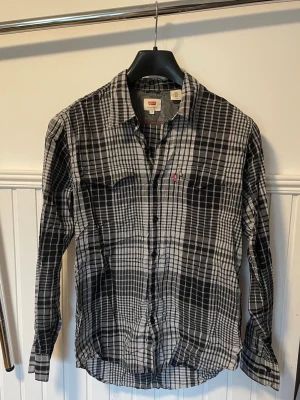 Levi’s skjorta svart vitt - En väldigt fin Levi’s skjorta i rutig svart vitt färg, knappt använd. Pris kan diskuteras vid snabb affär.