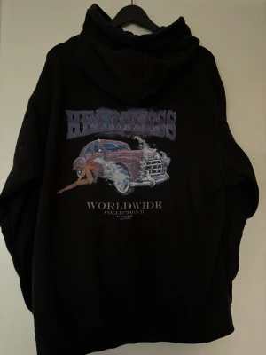 Hoodie med tryck - Jättefin och skön hoodie från BoohooMAN, använd några gånger men säljer då det inte är min stil längre. Superskönt med en lite oversize hoodie. Stl XL