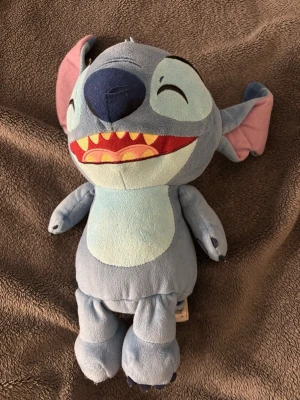Stitch  - Stitch gosedjur som pratar o vibrerar när man skakar på den