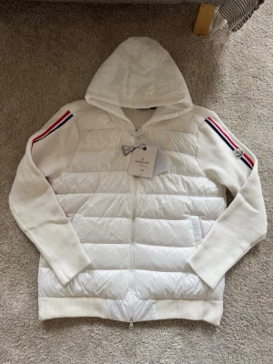 Moncler cardigan - Säljer denna snygga moncler cardigan då den är lite stor för mig, storlek XL, tagsen medföljer, i stort sett helt ny, hör av er vid funderingar!