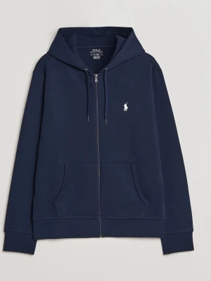 Marinblå hoodie från Polo Ralph Lauren - Snygg marinblå hoodie från Polo Ralph Lauren med dragkedja, huva och fickor framtill. Klassisk vit logga broderad på bröstet. Tillverkad i mjuk bomullsblandning som känns skön mot huden. Perfekt för en avslappnad och stilren look. Osäker om tröjan är äkta, och säljs därför billig. Fick den i present 😊