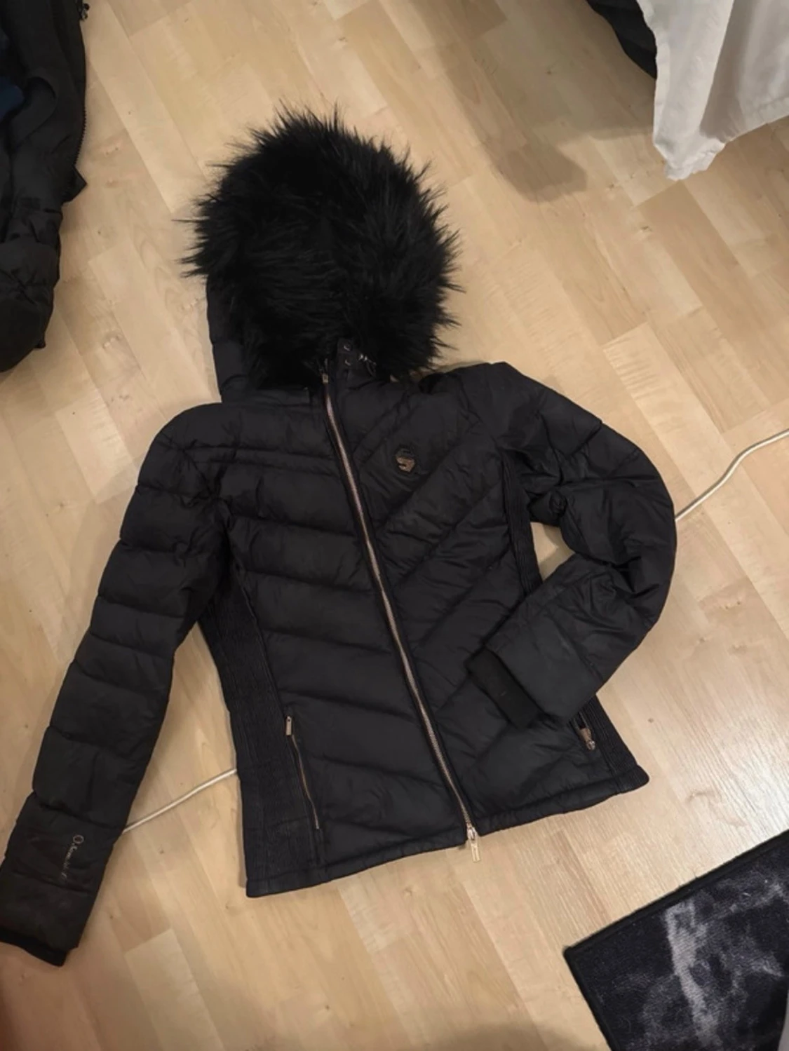 Svart pufferjacka med fuskpäls - 1