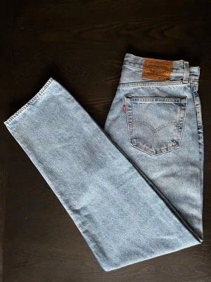 Helt nya Levis ljusblåa straight jeans  - Storlek: W32 L34 KOM MED BUD! KOLLA MIN PROGIL FÖR FLER LEVI’S JEANS. Ljusblå Levi's straight jeans med klassisk femficksdesign och ikonisk läderpatch bak. Jeansen har raka ben och är tillverkade i slitstark bomullsdenim. Perfekt för dig som gillar tidlös och avslappnad stil.