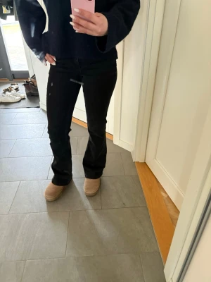 Svarta jeans - Supersnygg svarta jeans från Kappahl i storlek S. Inga slitskador i benen och ser i övrigt helt oanvända ut. Endast använda enstaka gånger. Passer perfekt att styla till vilken överdel som hellst.