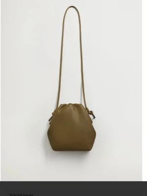 Väska mango  - Sååå fin väska från mango. Finns inga tecken på användning💕Nypris: ca 250kr.