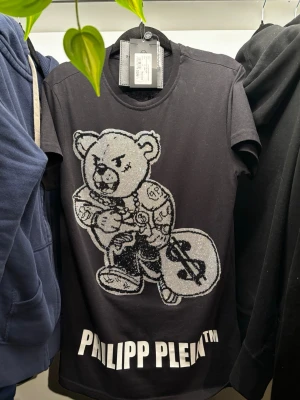 Philipp Plein X Teddy t shirt  - Plein t shirt med björn motiv. Super snygg, uppmärksamhets fångande. Perfekt nu när solen kommer fram igen. 
