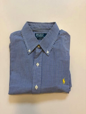 Blå Ralph lauren skjorta - Ljusblå rutig Polo Ralph lauren skjorta slim fit //  Storlek M //  Mycket bra skick //  Skriv vid minsta fråga eller fundering🤝