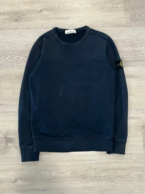 Stone Island Sweatshirt – Size S - Selling this clean and stylish Stone Island sweatshirt in excellent condition ✨ It has been worn only a few times, so it’s still very clean, well‑kept, and looks great. The item is 100% authentic, complete with the original sleeve badge.  Size: S Color: Navy Blue 🔵  Measurements:  Length: 66 cm Width (pit to pit): 51 cm  I will ship it immediately after purchase 📦💨