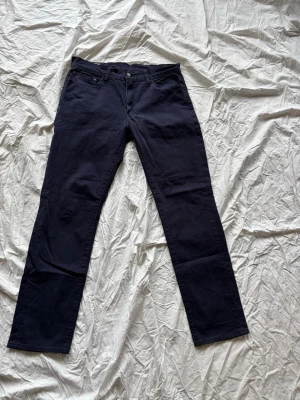 Levis chinos  - Chinos/jeans från Levis i bra skick. Modell 511, storlek 32/30. Färg: Mörkblå. Skriv vid frågor! 