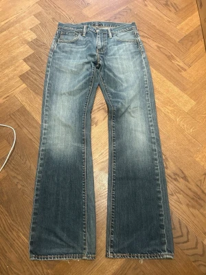 Vintage Levis Bootcut 527 Jeans - Midja: 37 cm Längd: 101 cm Innerbenslängd: 81 cm Benöppning : 21 cm  NOTE!!!!!!!🚩🚩🚩🚩 Måtten kan variera +- 1 cm   Jag tar inga bilder med jeansen på eftersom att dom oftast inte passar mig! 