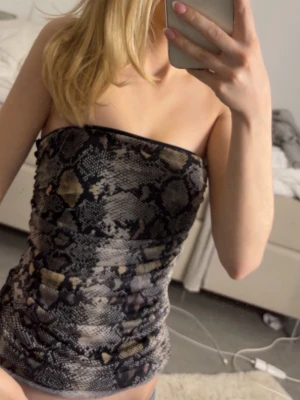 Zara tubtopp - Cool tubtopp från Zara i ett orm mönster. Strl S! 