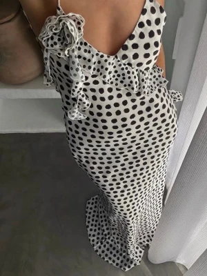 Ruffled polka dot satin effect dress - perfekt till bal/ studentfest eller ifall man vill sticka ut med något alldeles eget. Prislapp är kvar på den då den tyvärr var för liten. Därav det perfekta skiktet 💓💓