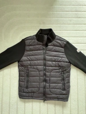 Moncler cardigan - Hej, säljer en skön och ny cardigan till ett jätte bra pris. Fick den som födelsedagspresent fast den var tyvärr lite för stor, så vill gärna få en liten peng istället! NFC och några fler saker kommer med, Hör av er vid några frågor!