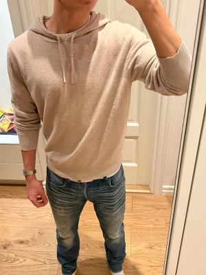 Beige cashmere hoodie från Sayless - Snygg beige hoodie från Sayless i mjuk cashmere. Köpt för 899kr. Inga defekter. Skriv vid minsta fundering🤙