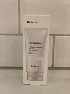 Dr.Jart+ Dermaclear pH Foam Cleanser - Dr.Jart+ Dermaclear pH Foam Cleanser är en gel-till-skum rengöring i en vit tub med genomskinlig kork. Produkten är speciellt framtagen för att balansera hudens pH och passar för daglig ansiktsrengöring. Tuben rymmer 120 ml och har minimalistisk design.