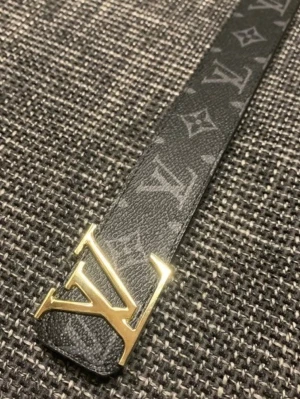 svart bälte - Snyggt svart bälte med klassiskt monogrammönster. Perfekt accessoar för att lyfta din outfit med en lyxig touch. Bältet har en rak form och är gjort i skinn.