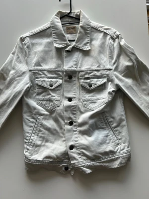 Wrangler Denim Jacket – White – Size S - Klassisk Wrangler denim jacket i vit färg med tidlös design.  En stilren jeansjacka som fungerar perfekt till både casual outfits och lager på lager-looks.  Detaljer: • Wrangler • Storlek S • Bra skick • Vit denim • Klassisk trucker-modell • Bröstfickor med knappar • Sidofickor  Perfekt till jeans, chinos eller över en hoodie.  📦 Skickas snabbt 💬 Hör gärna av dig vid frågor