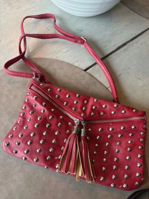 Röd väska  - Intressekoll på min jättesnygga väska!!