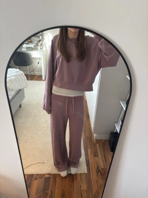 Lila/rosa loungewear-set - Mysigt lila/rosa loungewear-set från Soc. Materialet är jättemjukt och skönt. Byxorna är i storlek S och tröjan XS/S. 