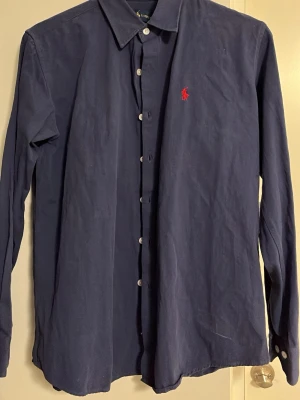 Mörkblå skjorta från Ralph Lauren - Väldigt gammal mörkblå skjorta från Ralph lauren