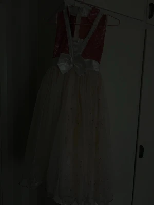 Rosa och vit långklänning med rosett - ✨👗 Jättefin prinsessklänning 👗✨  Söt rosa och vit långklänning med glittrig spets upptill ❤️ och fluffig vit tyllkjol i flera lager 🤍 Stor rosett bak 🎀 som fin detalj. Perfekt till kalas 🎉, fest ✨ eller skolavslutning 🌸  Fick den när jag var 8 år och den var lite stor då, så uppskattas till ca 134 (9–10 år).  Aldrig använd 🙌 ✨  Skriv vid intresse eller frågor 💌💕 