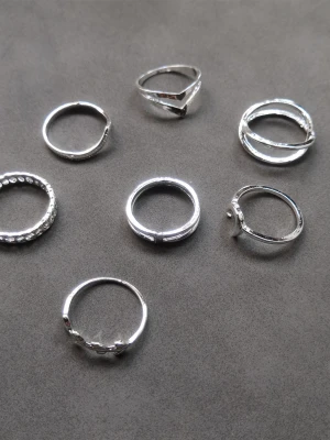 7st ringar  - 7st ringar med olika former och mönster. Materialet är alloy. (#636)