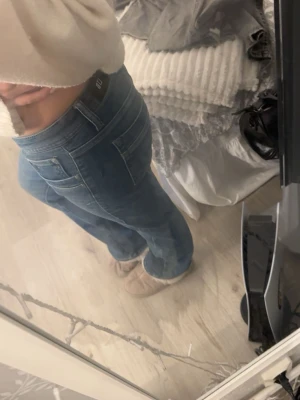 Blå bootcut jeans från Ltb - Säljer ett par klassiska blå bootcut jeans från Ltb. Jeansen är low waist bootcut, fickor och raka ben med lätt utsvängning nedtill. Tillverkade i mjukt denimtyg som sitter skönt och passar till många olika stilar.
